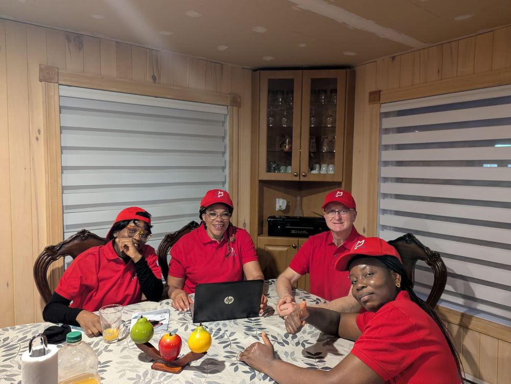 L'équipe EMA réunie autour d'une table, en uniforme rouge