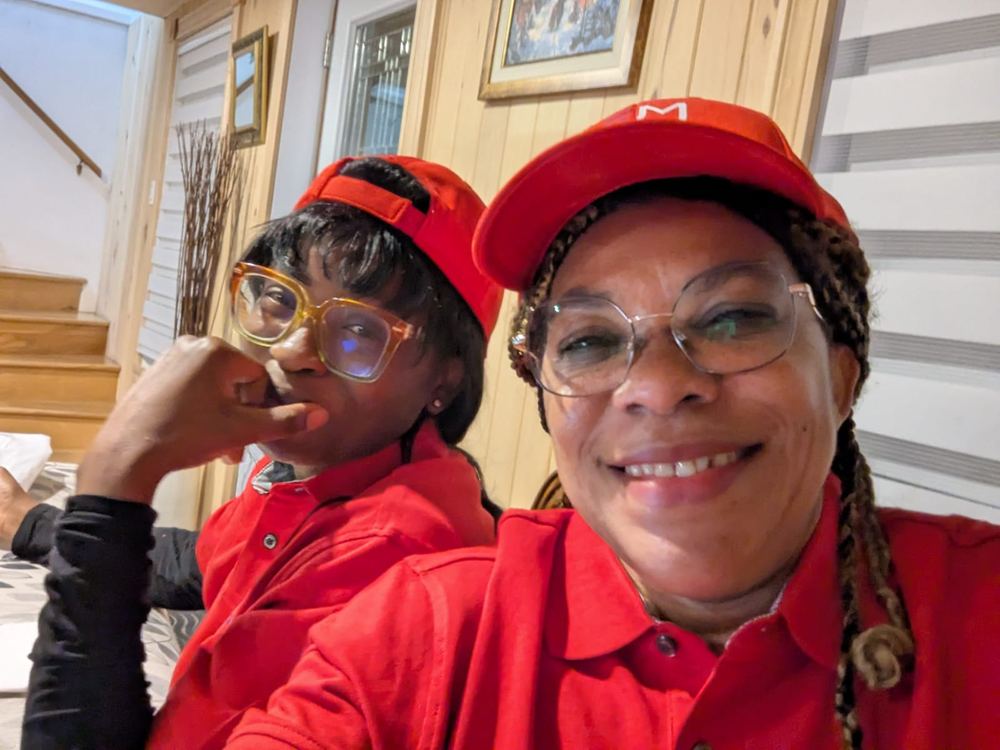 Deux membres de l'équipe EMA souriantes, en casquette rouge
